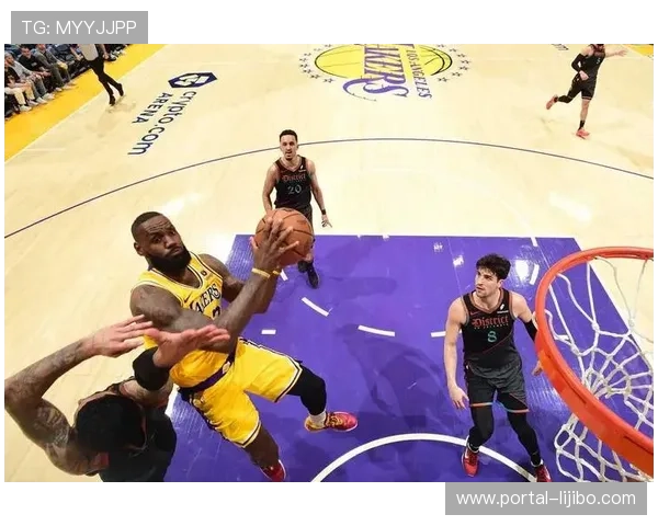 詹姆斯关键时刻力挽狂澜湖人险胜快船迎连胜